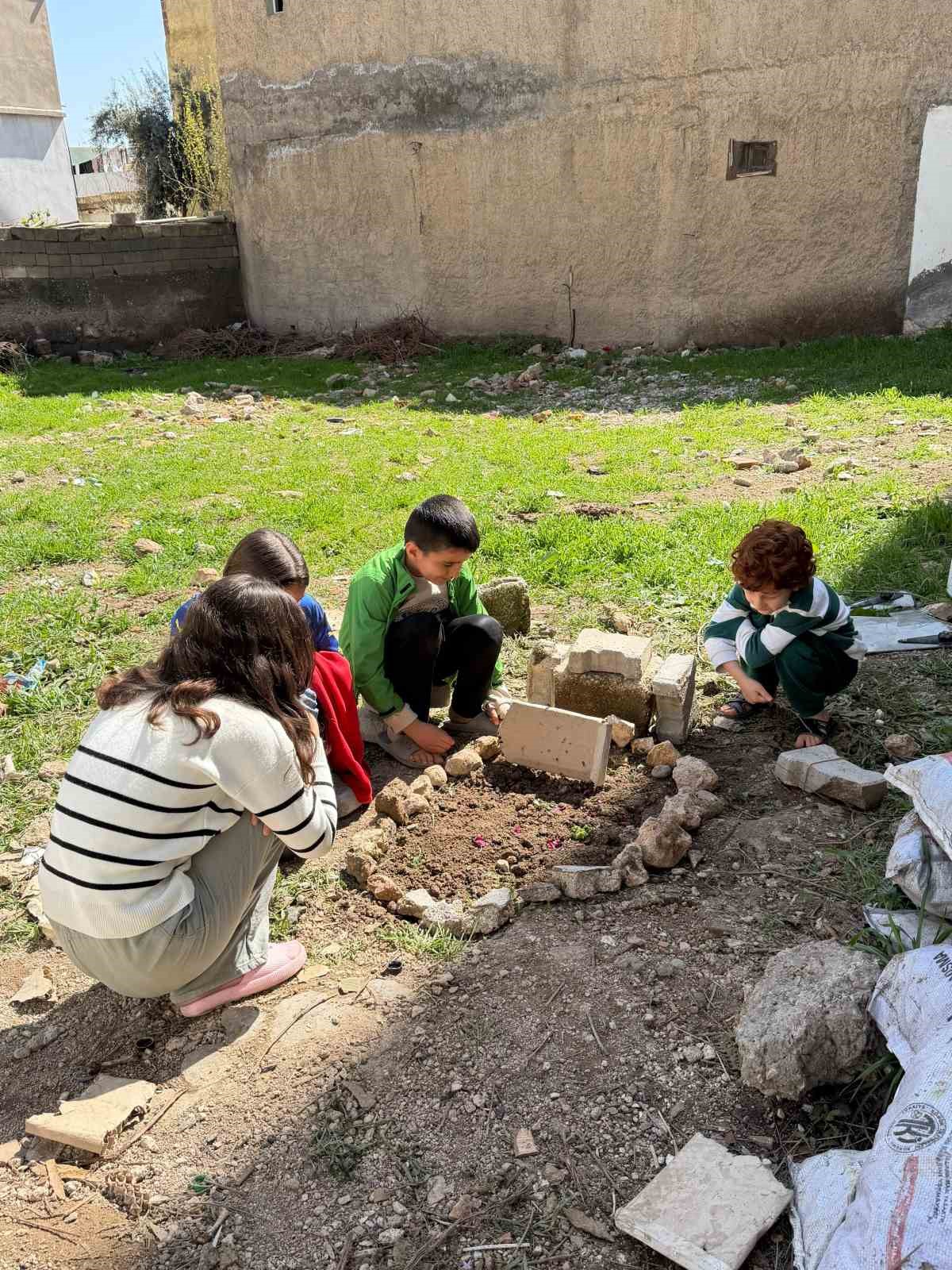 Nusaybin&rsquo;de &ccedil;ocuklardan telef olan kediye anlamlı veda
