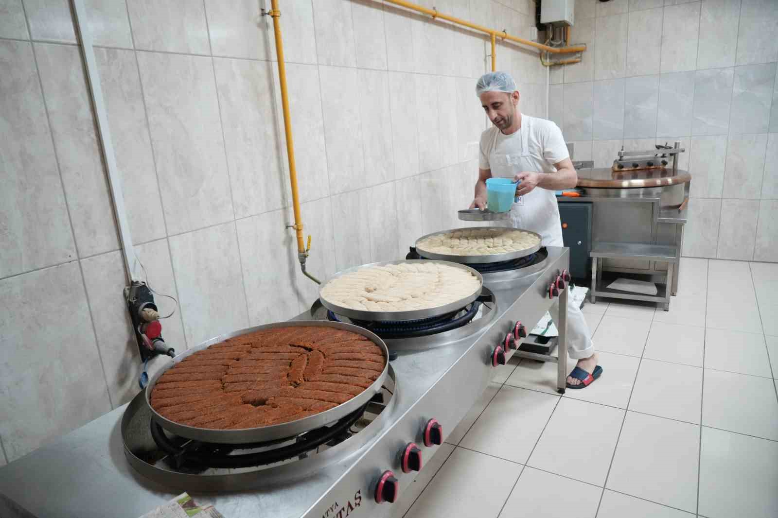 Muş&rsquo;ta tatlıcıların yoğun bayram mesaisi
