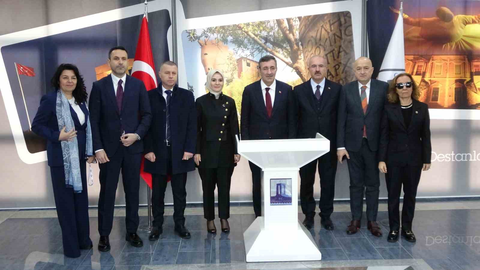 Cumhurbaşkanı Yardımcısı Cevdet Yılmaz, &Ccedil;anakkale Valiliğini ziyaret etti
