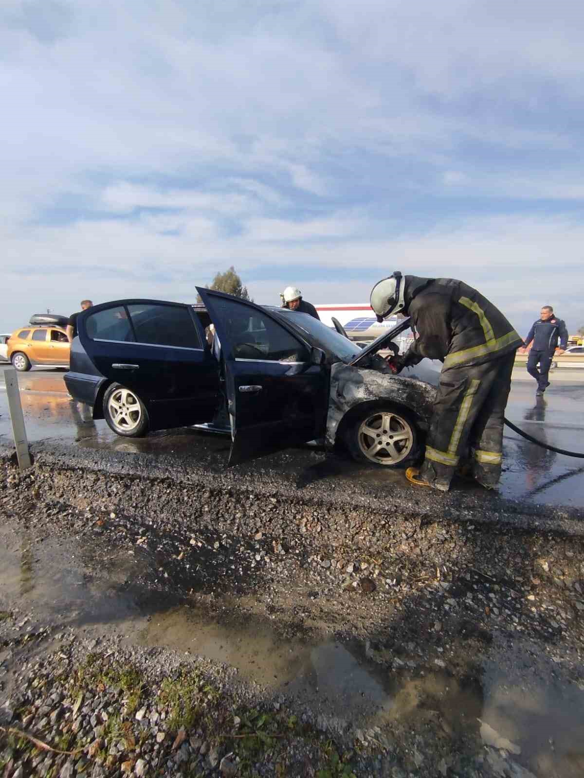 Bir hafta &ouml;nce satın aldığı ara&ccedil; alev alev yandı
