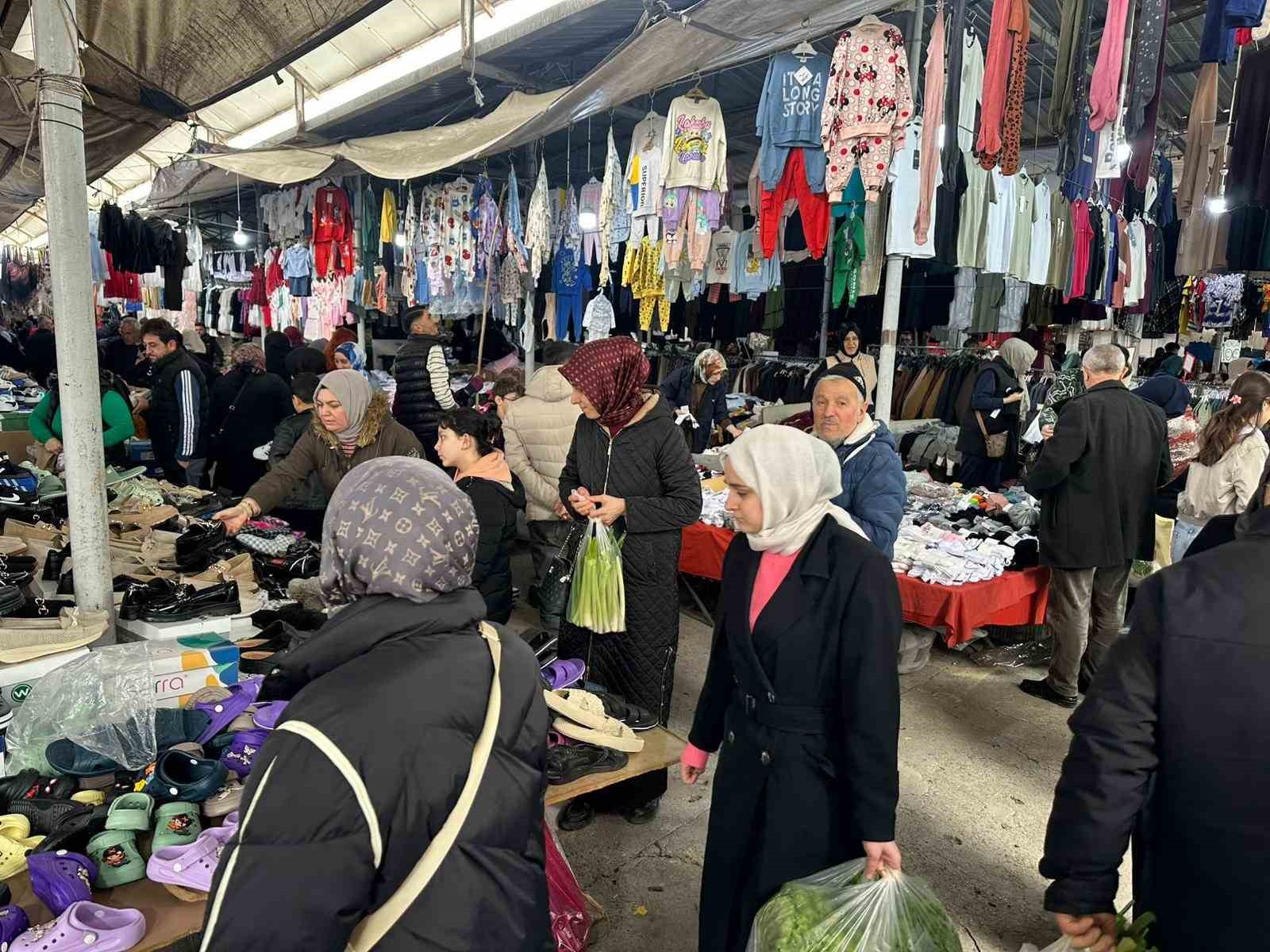 Bayram yoğunluğu: Esnafın y&uuml;z&uuml; g&uuml;ld&uuml;
