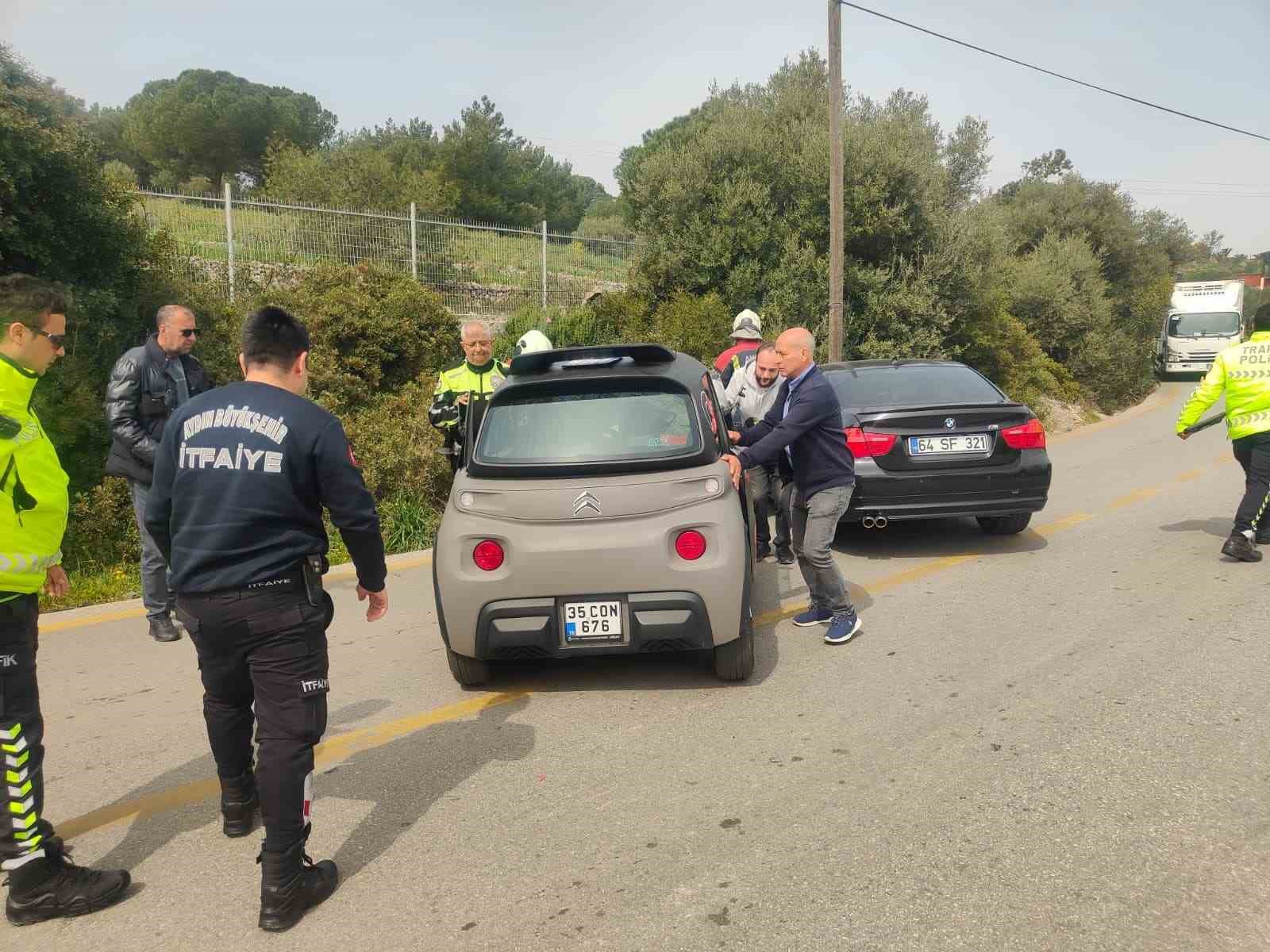 Kuşadası&rsquo;nda otomobil ile elektrikli ara&ccedil; kafa kafaya &ccedil;arpıştı: 4 yaralı
