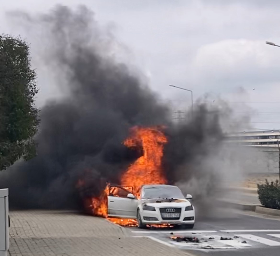 Tekirdağ&rsquo;da korku dolu anlar: Otomobil bir anda alev topuna d&ouml;nd&uuml;
