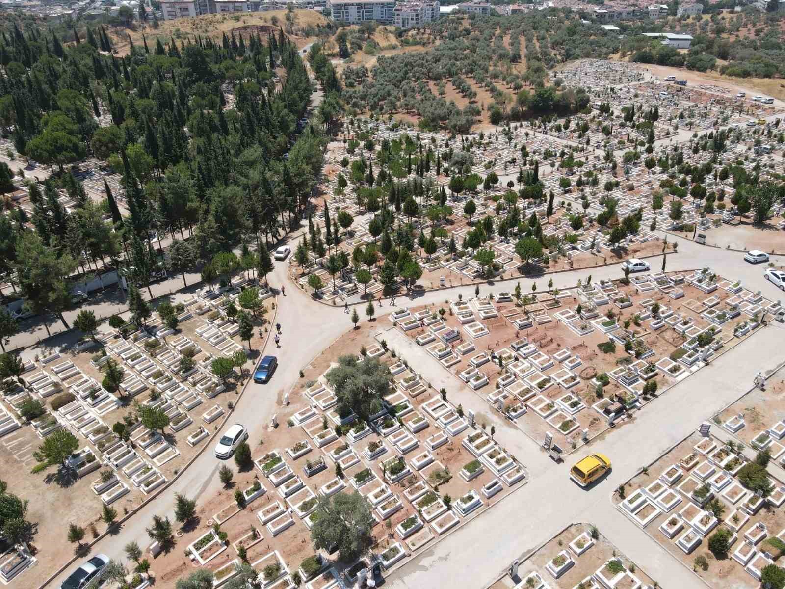 Efeler&rsquo;de mezarlıklara &uuml;cretsiz ara&ccedil; kaldırılacak
