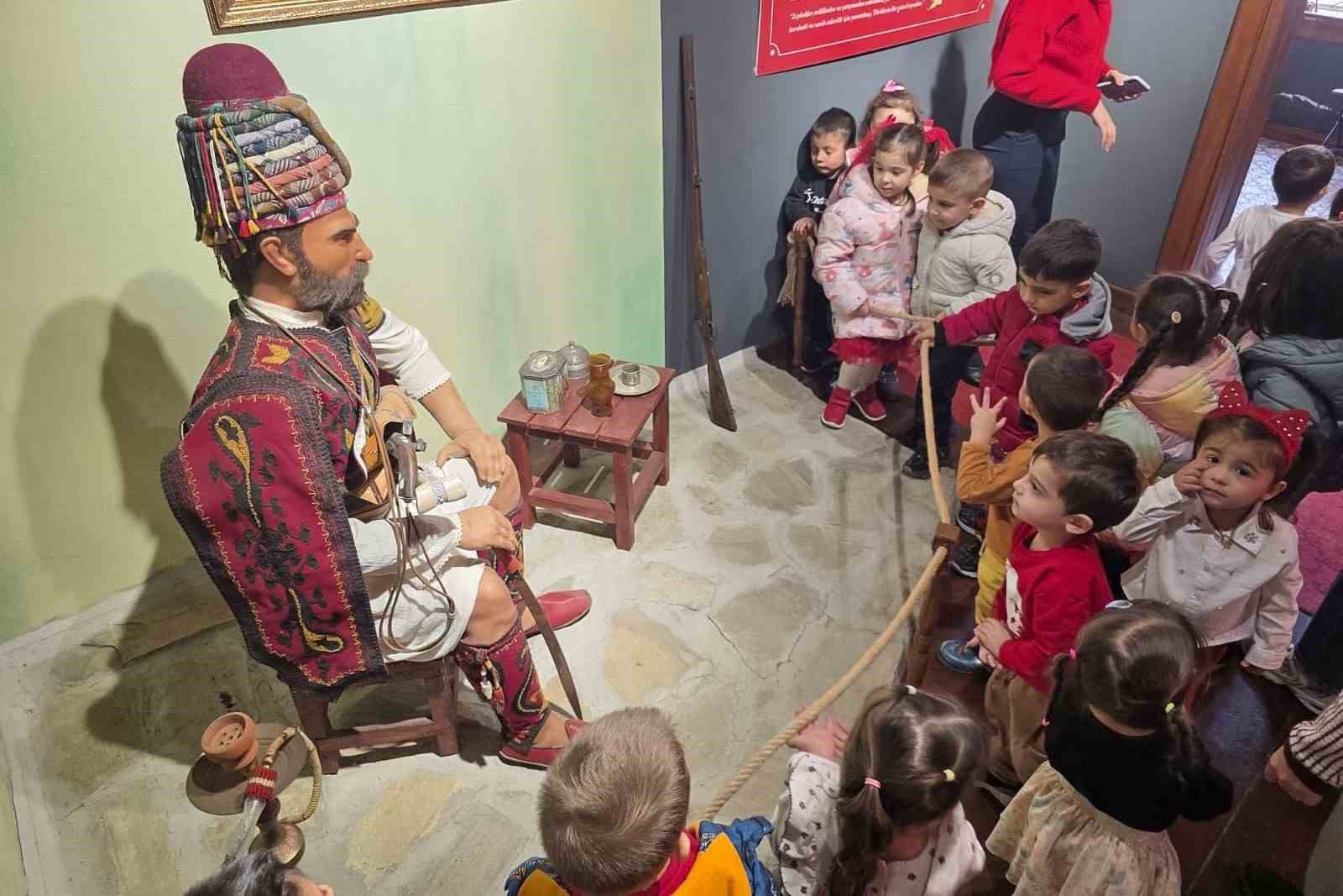 Efeler Belediyesi&rsquo;nin tarihi mekanları &Ccedil;anakkale Zaferi&rsquo;nin yıld&ouml;n&uuml;m&uuml;nde minikleri ağırladı
