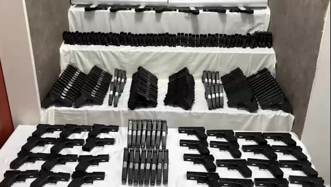 İzmir&rsquo;de silah ve uyuşturucu operasyonu: 2 g&ouml;zaltı
