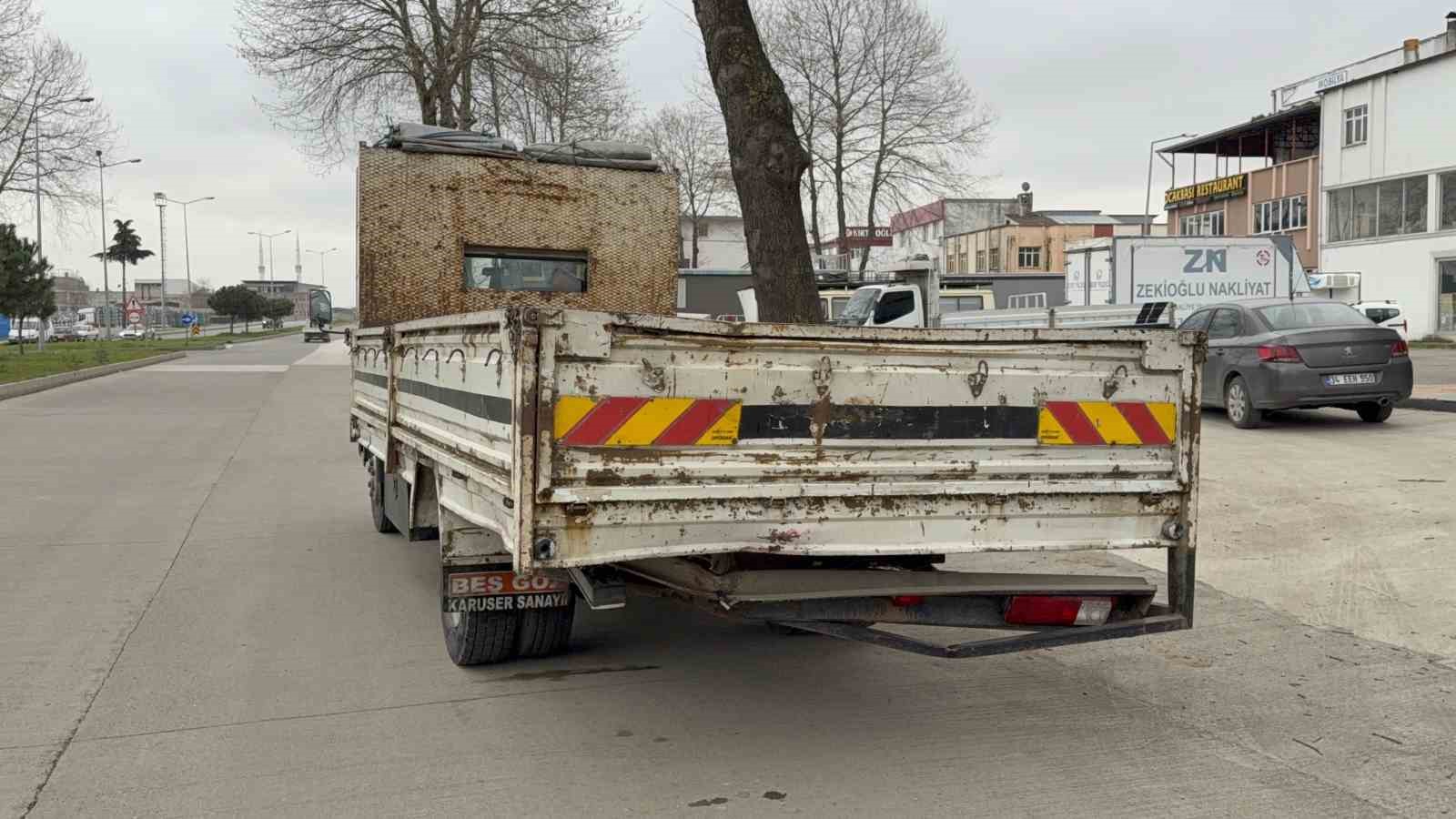 Park halindeki kamyonete &ccedil;arpan minib&uuml;s kağıt gibi ezildi
