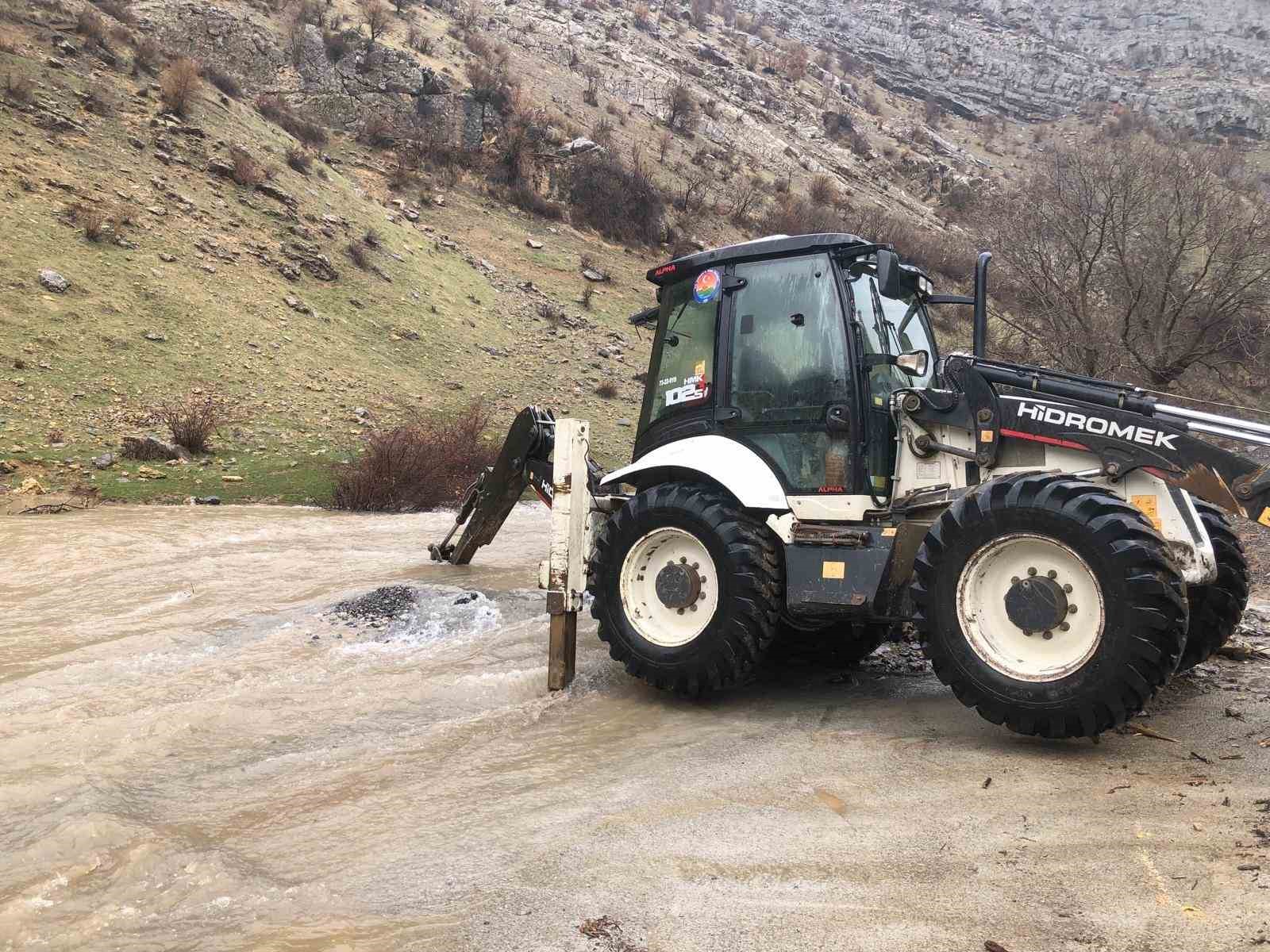 Şırnak’ta sel suları yolları kapattı