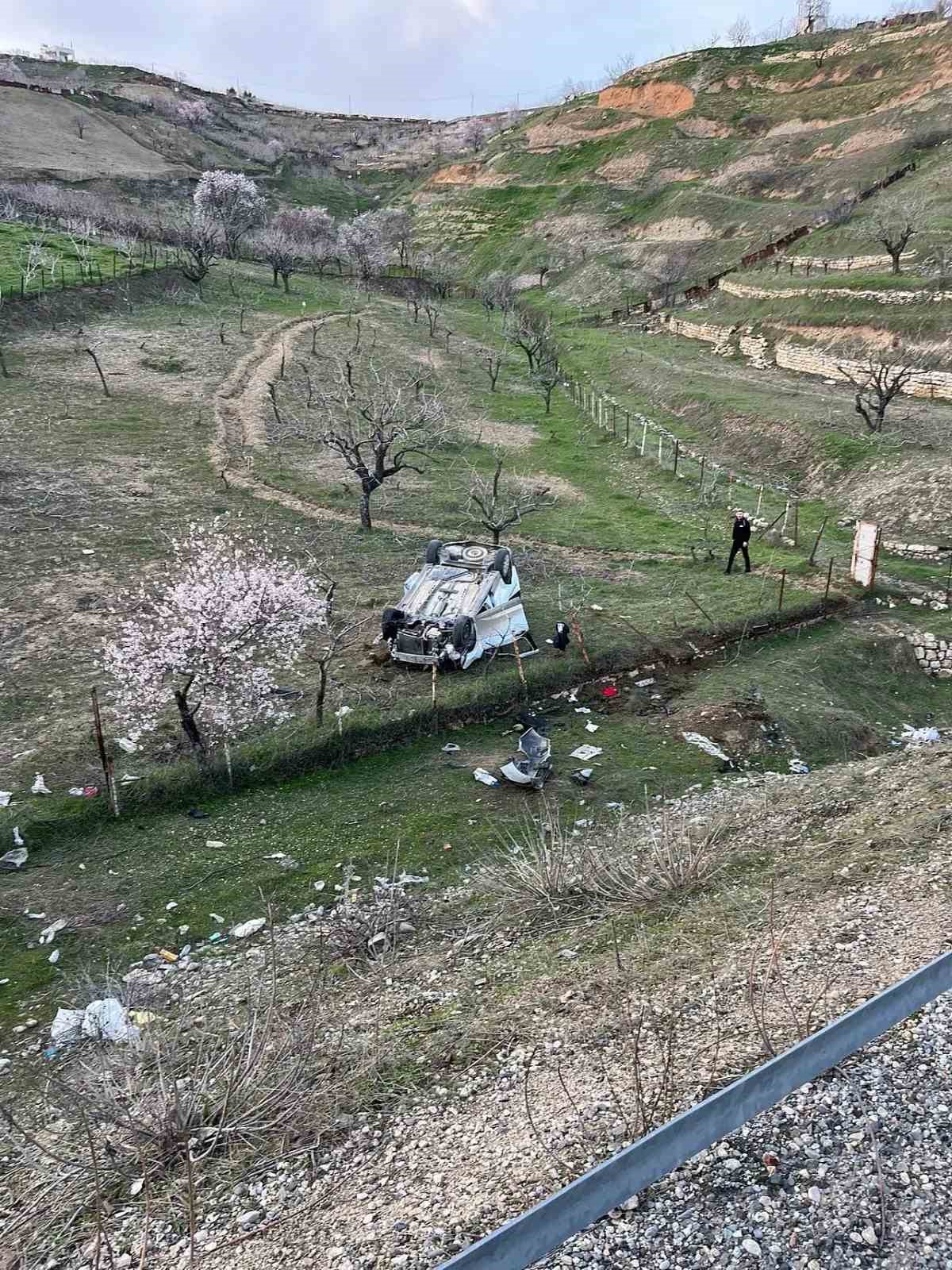 Siirt&rsquo;te otomobil şarampole yuvarlandı: 1 &ouml;l&uuml;, 2 yaralı

