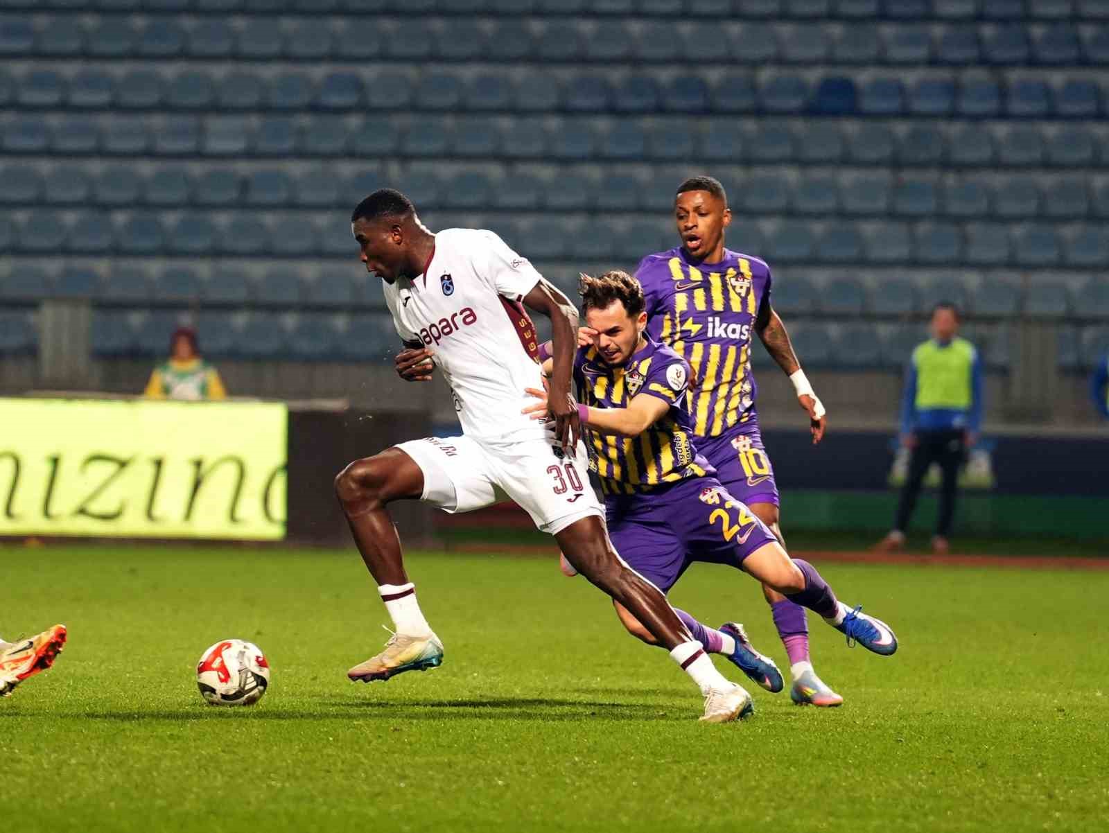 Trendyol S&uuml;per Lig: Ey&uuml;pspor: 0 - Trabzonspor: 0 (İlk yarı)

