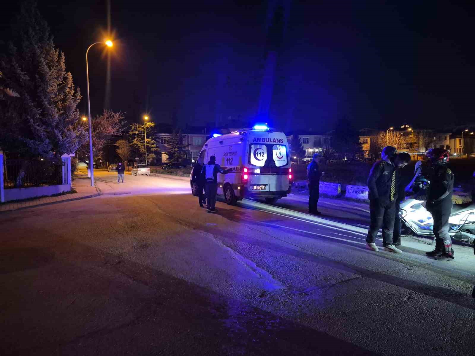 &Ouml;n&uuml;ne ara&ccedil; &ccedil;ıkınca motosikleti deviren kurye yaralandı
