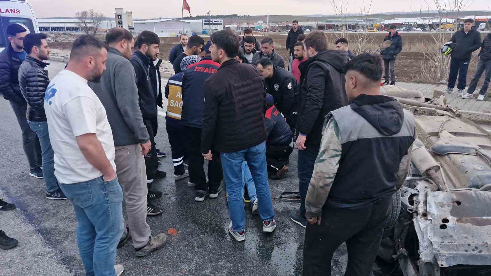 &Ccedil;orum&rsquo;da otomobil takla attı: 3 yaralı
