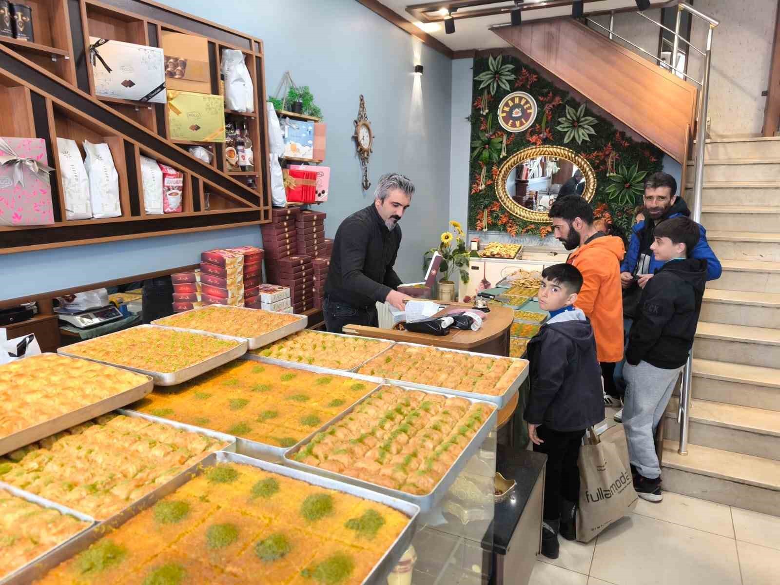 Kars’ta bayram öncesi tatlıcılar yoğun mesai yapıyor