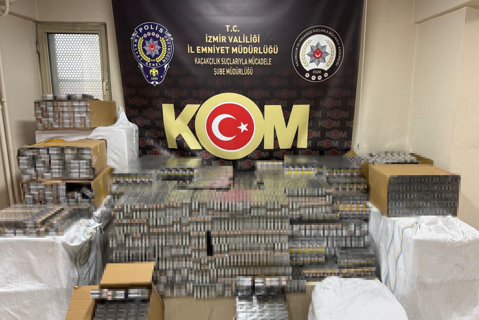 İzmir&rsquo;de 4,5 milyon lira değerinde ka&ccedil;ak t&uuml;t&uuml;n mamul&uuml; ele ge&ccedil;irildi
