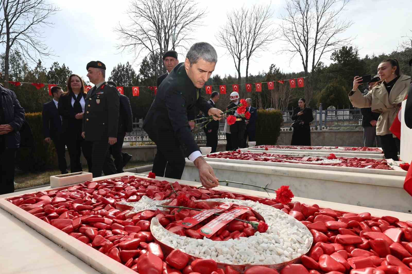 Protokol üyelerinden şehitlik ziyareti