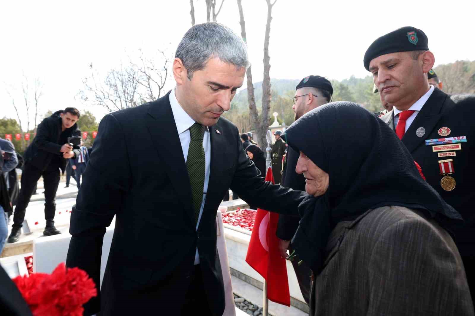 Protokol &uuml;yelerinden şehitlik ziyareti
