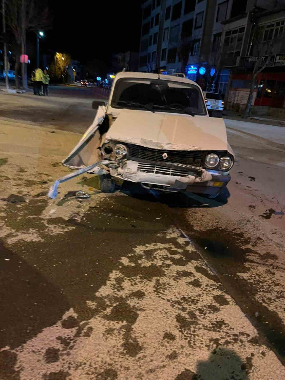 Karapınar&rsquo;da kamyonet ile otomobil &ccedil;arpıştı: 1 yaralı
