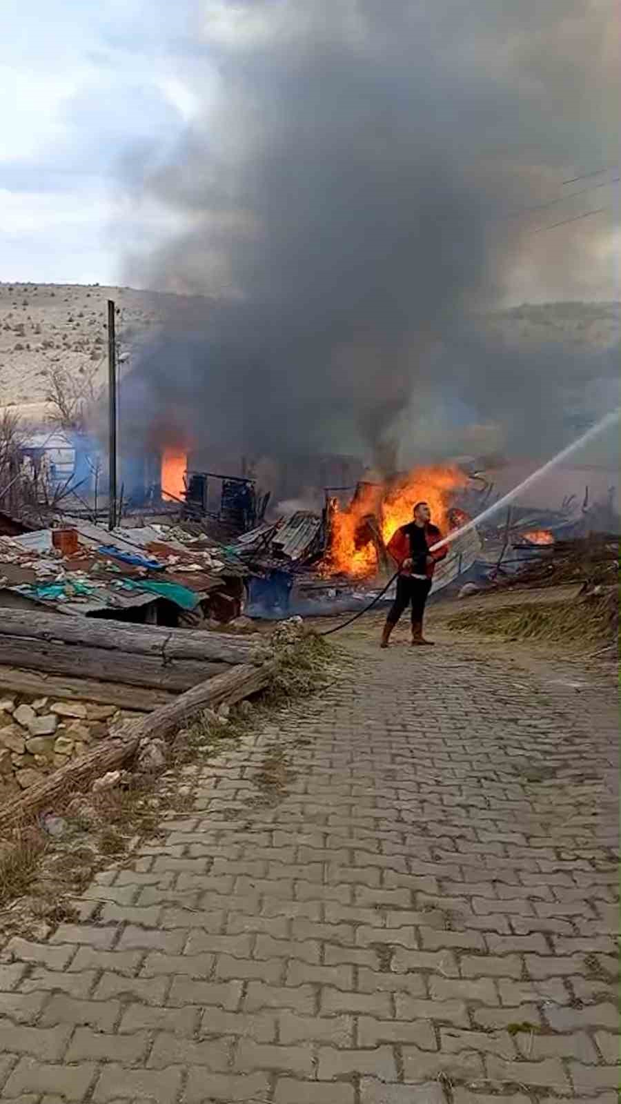 Bolu’da 3 yapı alevlere teslim oldu