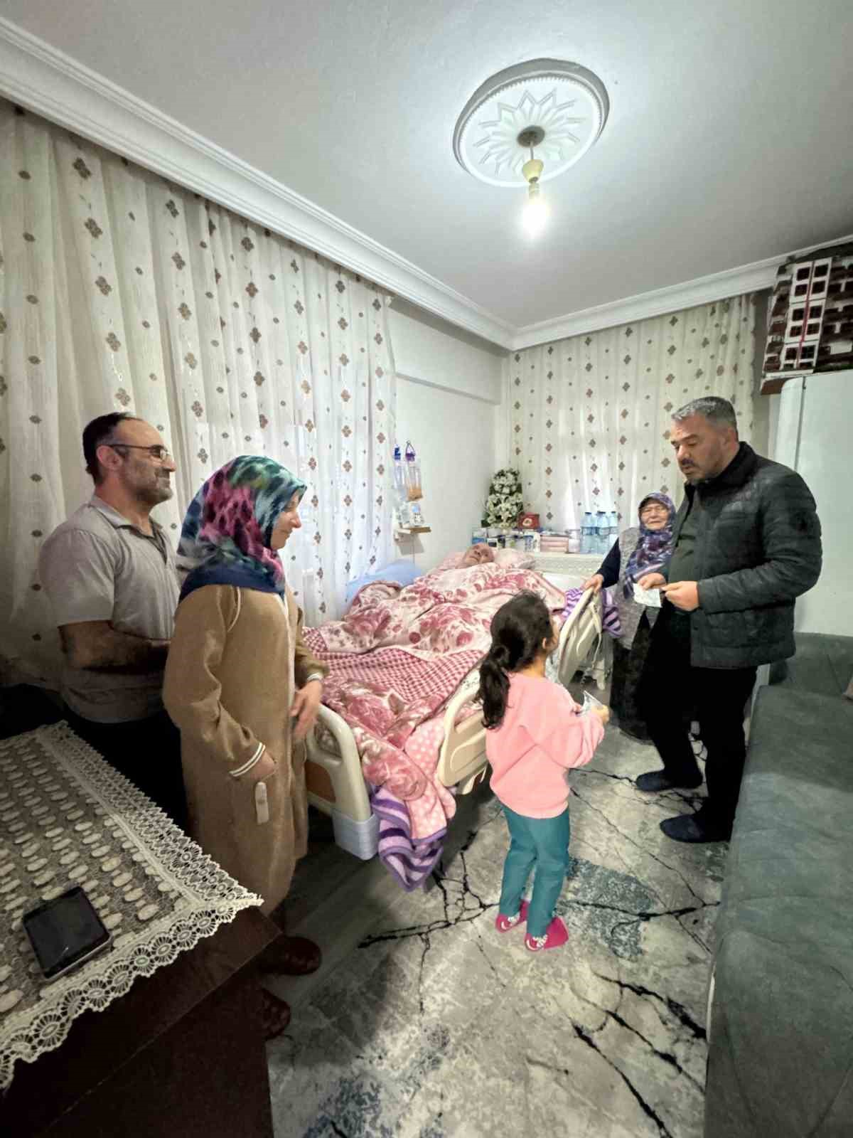 Pursaklar Belediyesi’nden evinden çıkamayan hastalara anlamlı ziyaret
