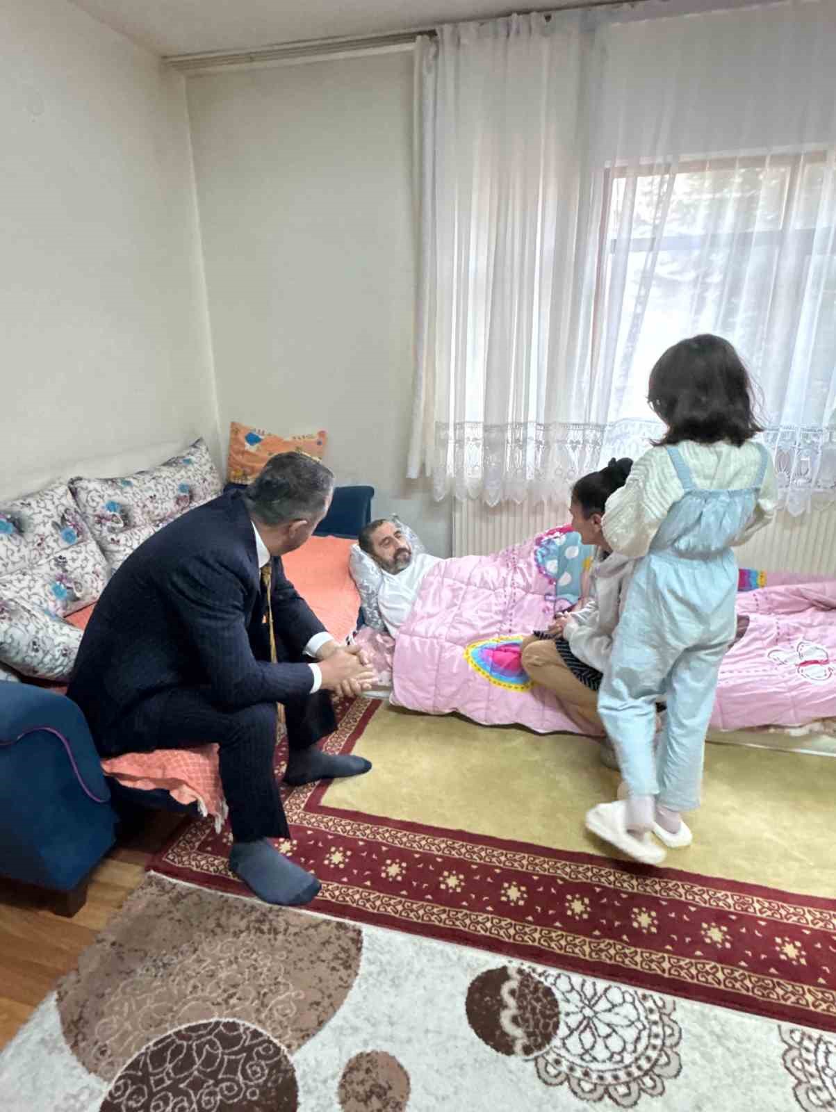 Pursaklar Belediyesi&rsquo;nden evinden &ccedil;ıkamayan hastalara anlamlı ziyaret
