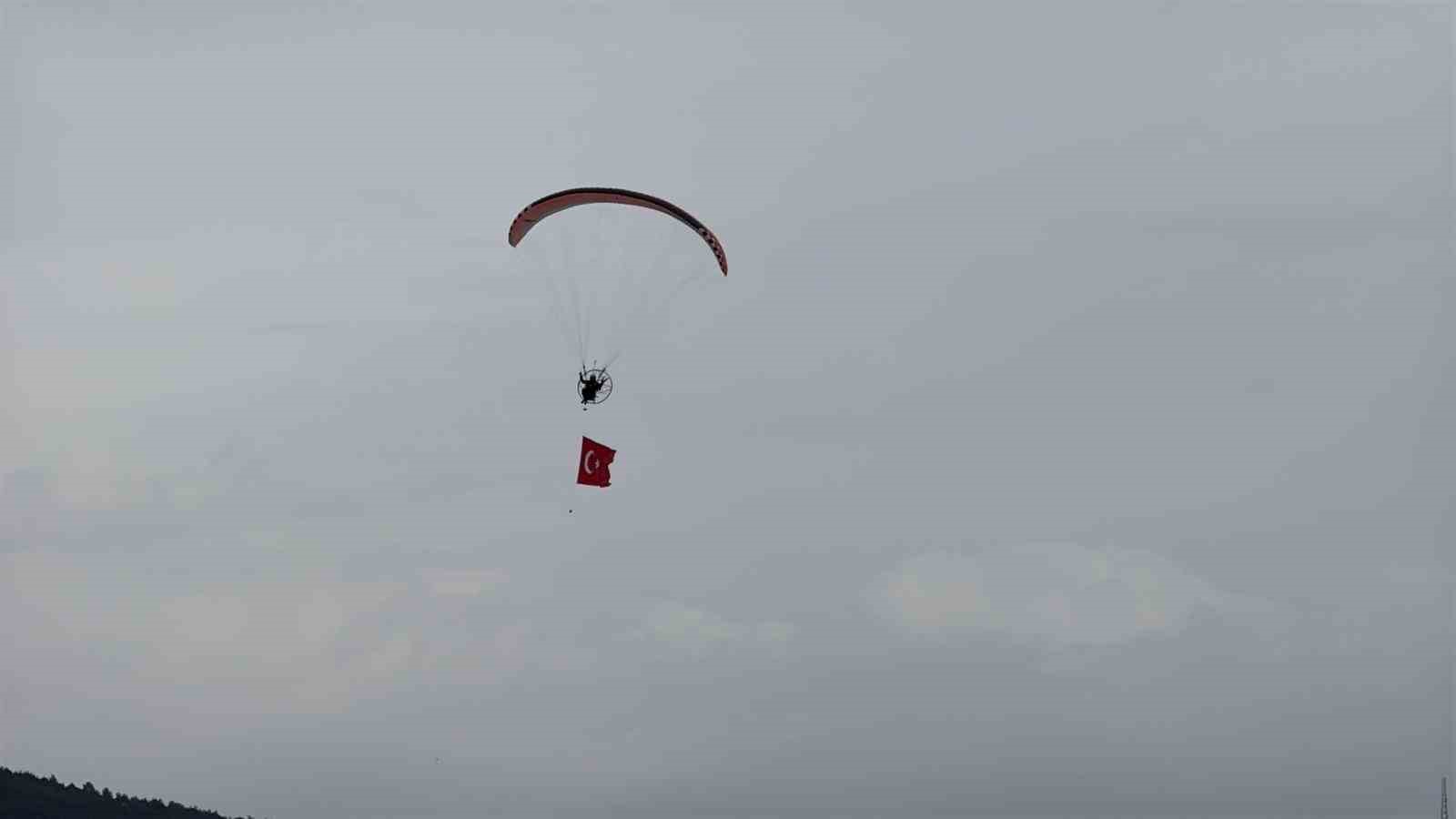 Bodrum semalarında 18 mart mesajı: Dev T&uuml;rk bayrağıyla anlamlı u&ccedil;uş
