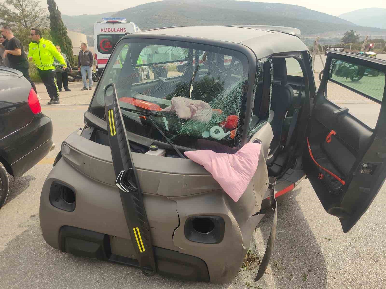 Kuşadası’nda otomobil ile elektrikli araç kafa kafaya çarpıştı: 4 yaralı