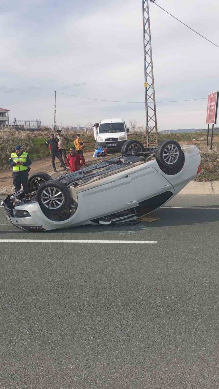 Elazığ’da otomobil ters döndü: 2 yaralı