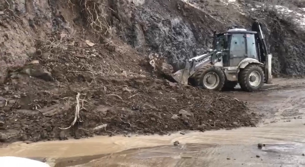 Şırnak&rsquo;ta sel suları yolları kapattı

