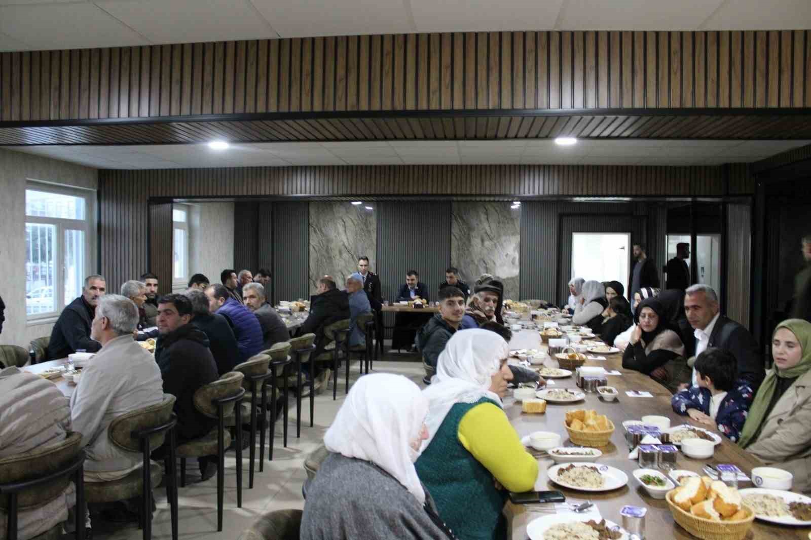 Dicle Kaymakamı Mustafa Atış, şehit yakınları ve gazilerle iftarda buluştu

