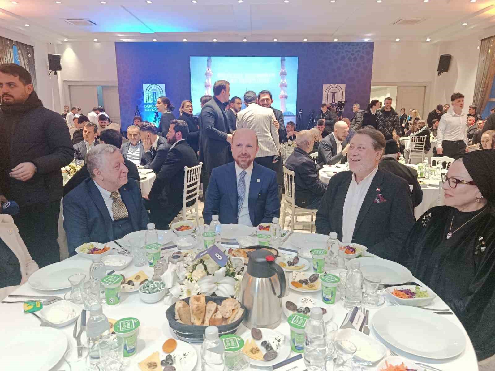 Spor camiası ve &uuml;nl&uuml; isimler Dar&uuml;laceze sakinleriyle iftarda buluştu
