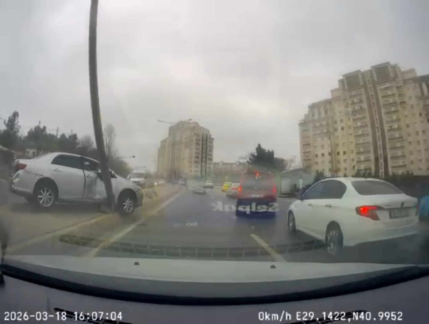 Ataşehir’de kontrolden çıkan araç elektrik direğini devirdi: Faciadan saniyelerle kurtuldu