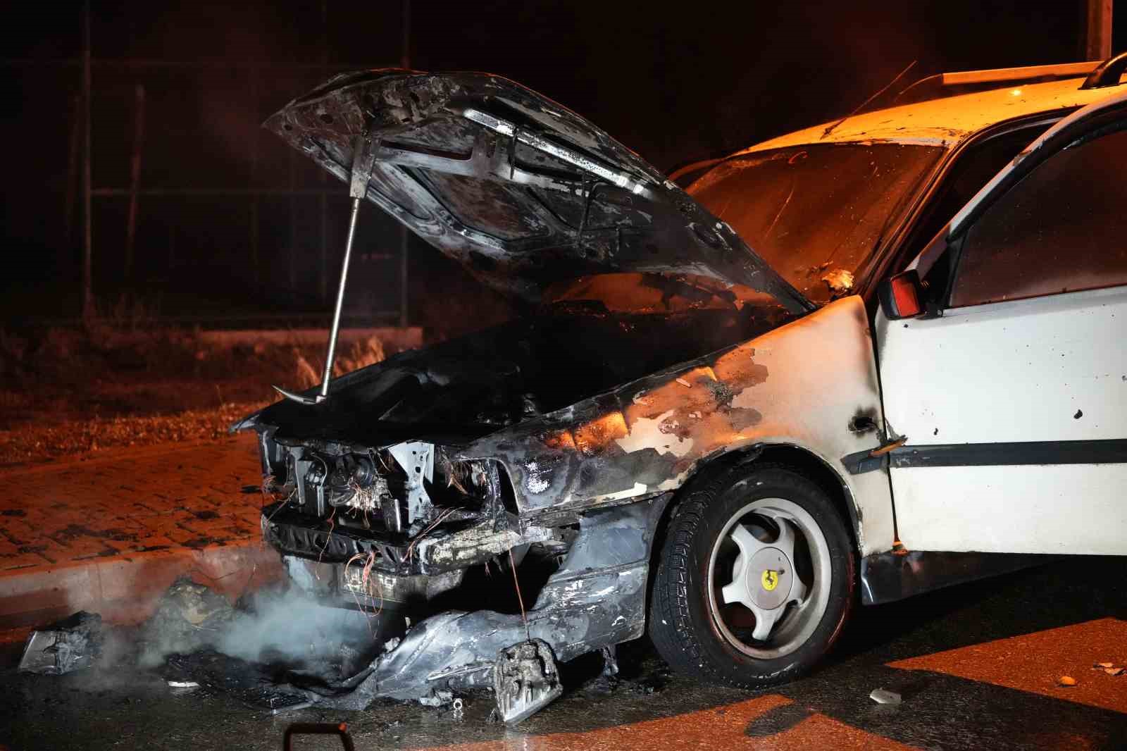 Bayram i&ccedil;in yeğeninden emanet aldığı ara&ccedil; alev alev yandı
