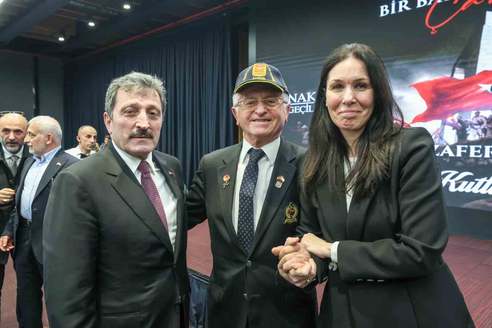 Vali Orhan Tavlı: "&Ouml;zg&uuml;rl&uuml;ğ&uuml;m&uuml;z&uuml; şehitlerimize ve gazilerimize bor&ccedil;luyuz"
