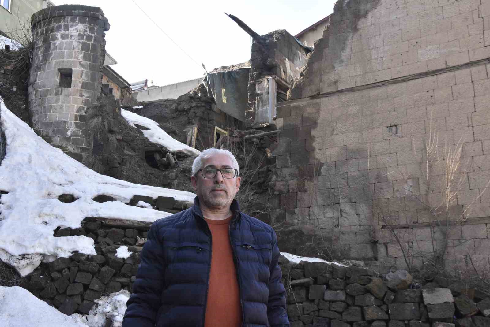 Bitlis&rsquo;te tarihi evler kışın ardından alarm veriyor
