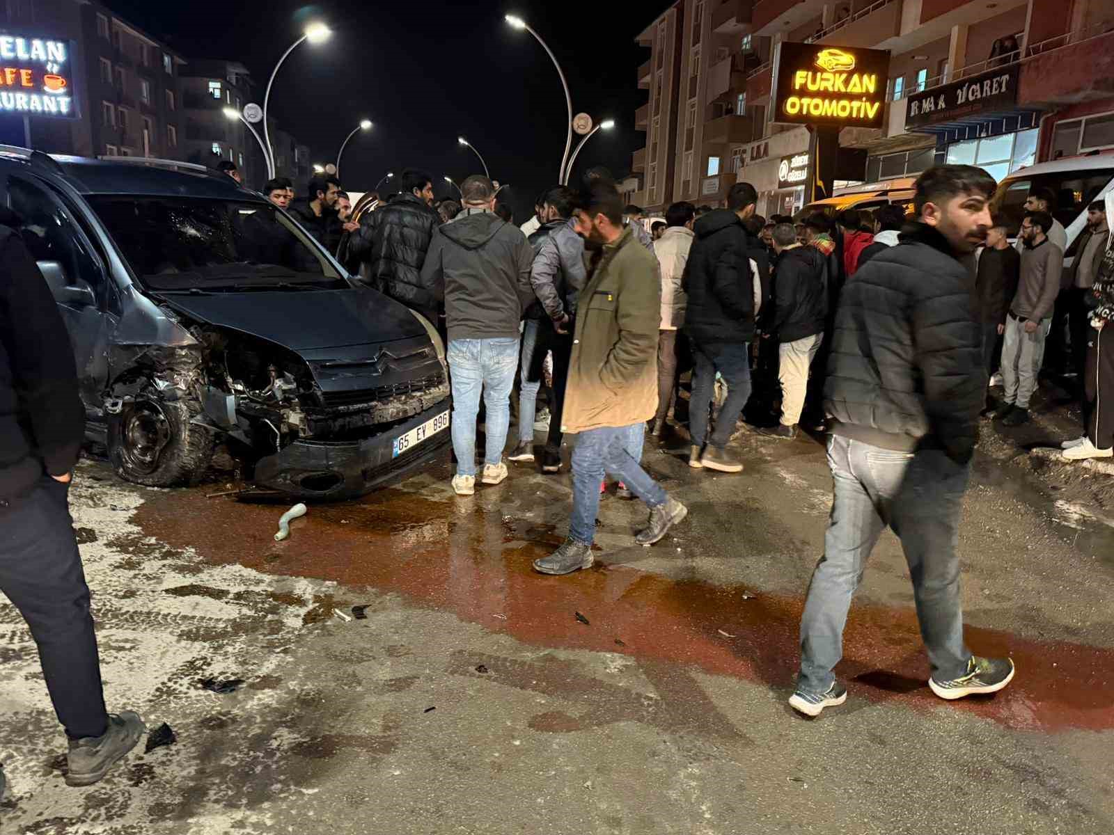 Muradiye&rsquo;de otomobil ve kamyonet &ccedil;arpıştı: 2 yaralı
