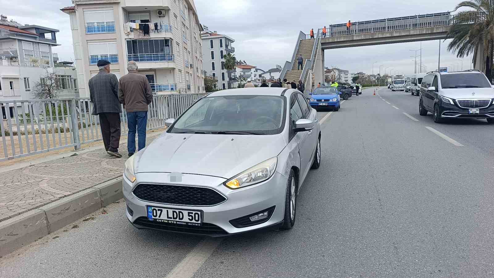 &Ccedil;arpışan iki ara&ccedil;tan biri &uuml;st ge&ccedil;idin ayaklarına &ccedil;arptı: 1 ağır yaralı
