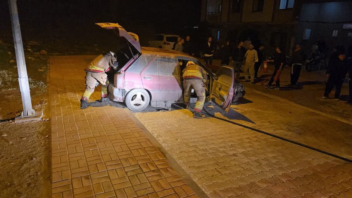 İskenderun&rsquo;da otomobiL yangını
