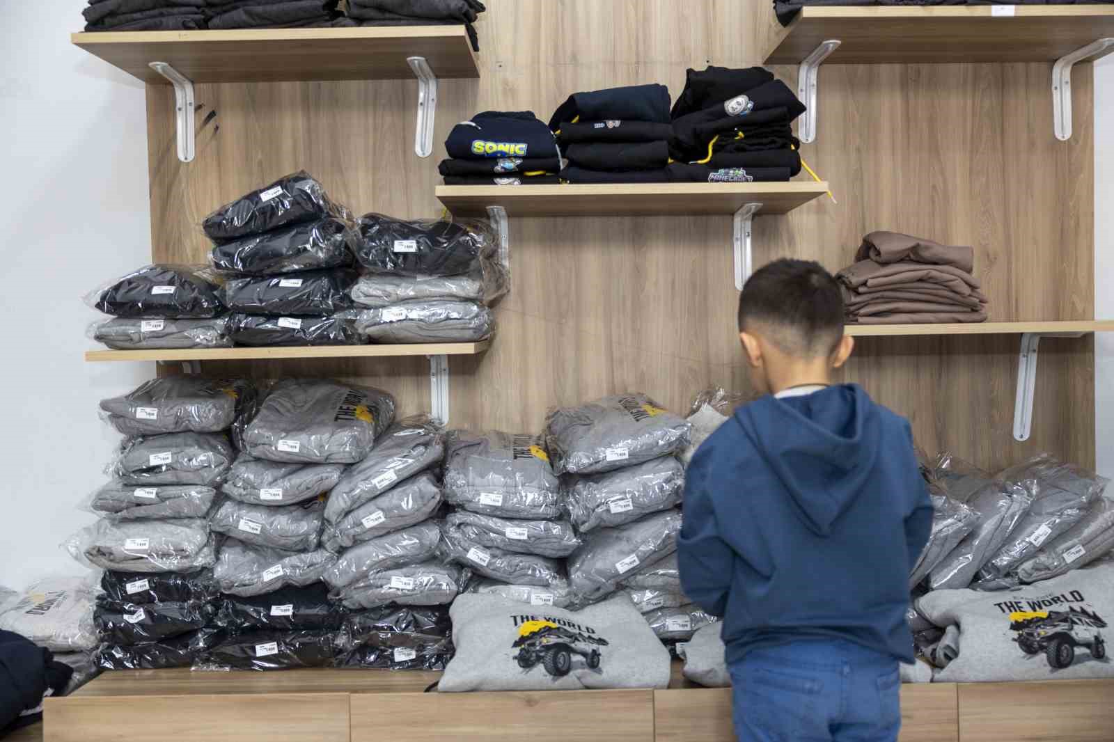 Mersin&rsquo;de dar gelirli ailelerin &ccedil;ocuklarına bayramlık desteği
