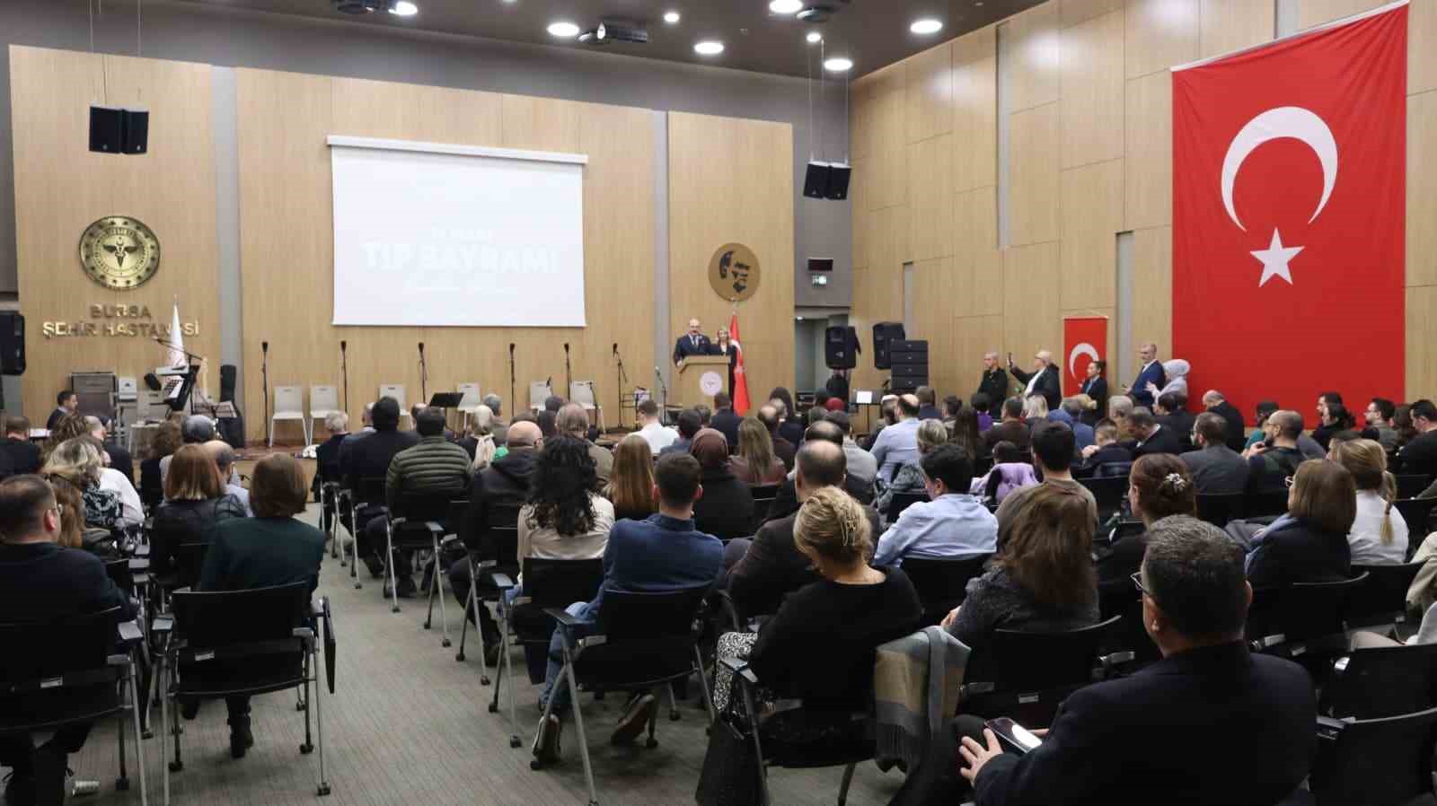 1 yılda 3 bin 766 ameliyat yapan doktora &ouml;d&uuml;l
