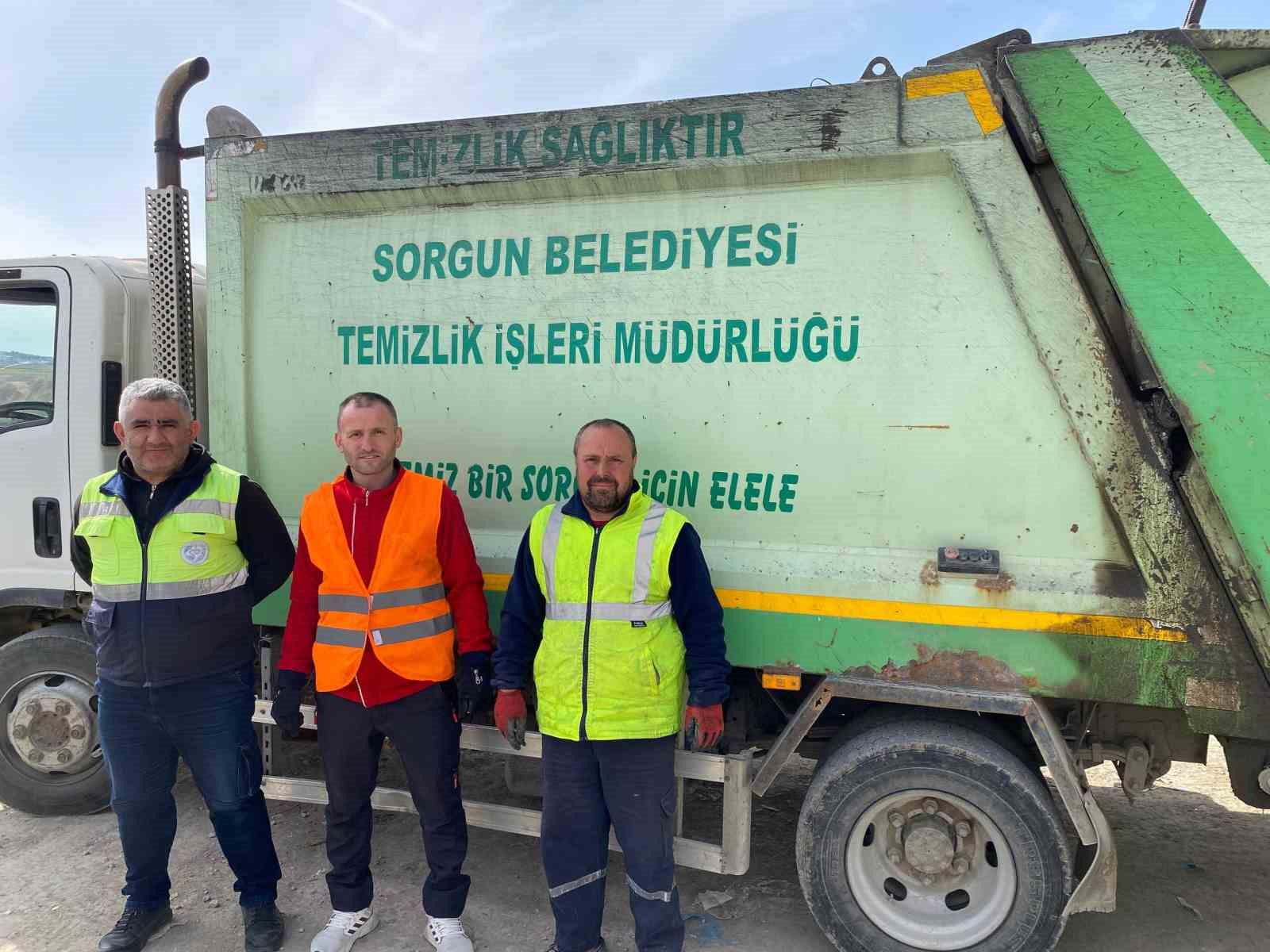 Lahana poşetinde sakladığı altınları &ccedil;&ouml;pe atıldı
