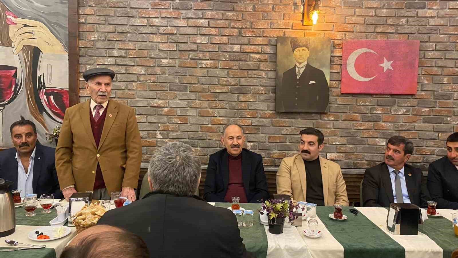 Arpa&ccedil;ay Kaymakamı Akk&ouml;z, muhtarlarla iftar sofrasında buluştu
