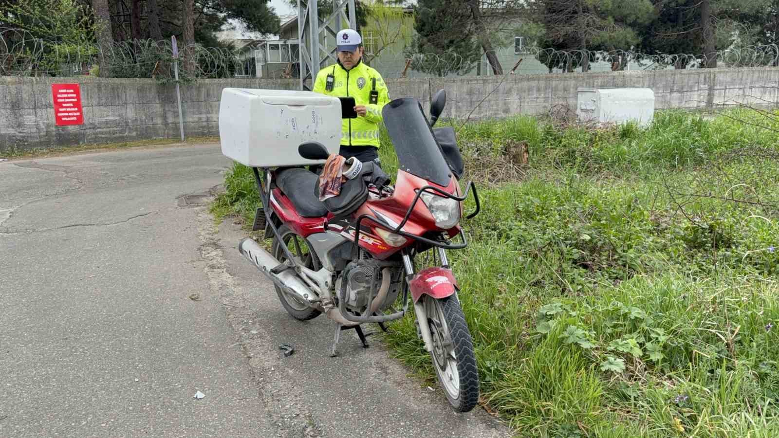 İla&ccedil; firmasının motosikleti doktorun aracına &ccedil;arptı: 1 yaralı
