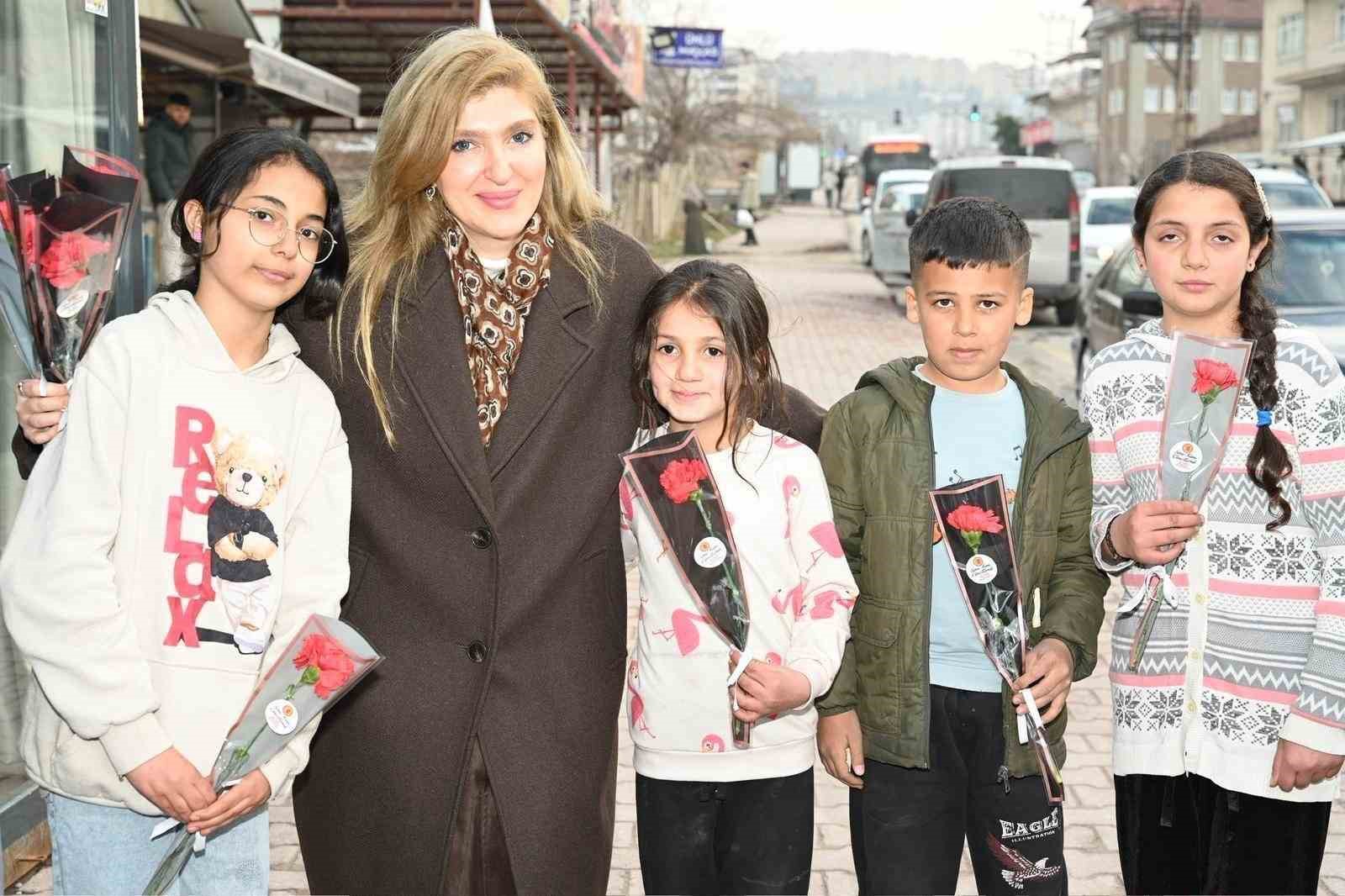 Milletvekili &Ouml;lmeztoprak esnafla buluştu, hanelere misafir oldu
