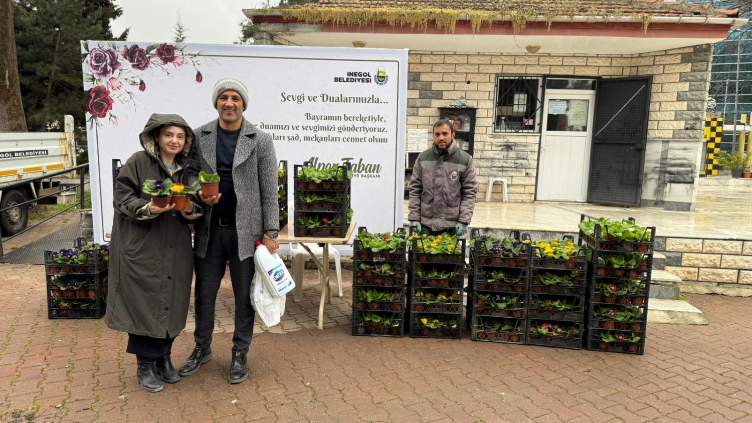 İneg&ouml;l&rsquo;de bayram &ouml;ncesi mezarlıklar &ccedil;i&ccedil;ek bah&ccedil;esine b&uuml;r&uuml;nd&uuml;
