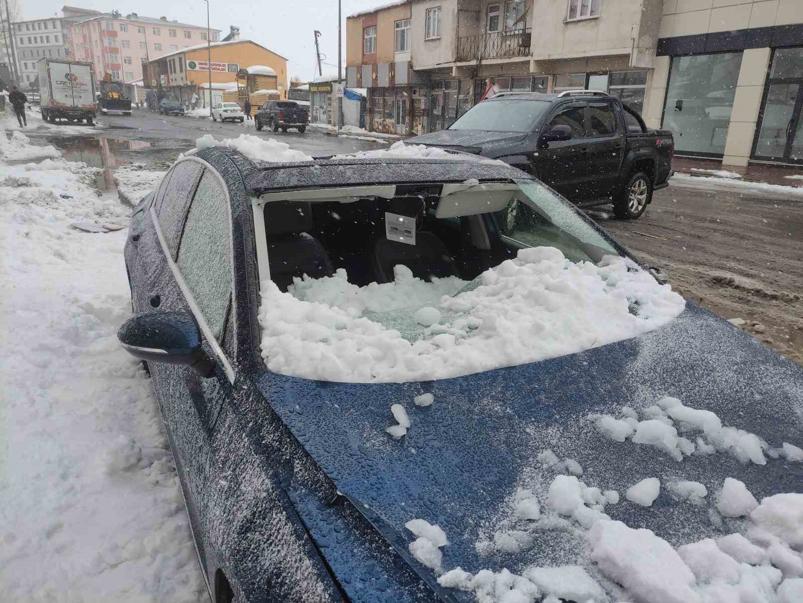&Uuml;zerine &ccedil;atıdan kar k&uuml;tlesi d&uuml;şen otomobil kullanılamaz hale geldi
