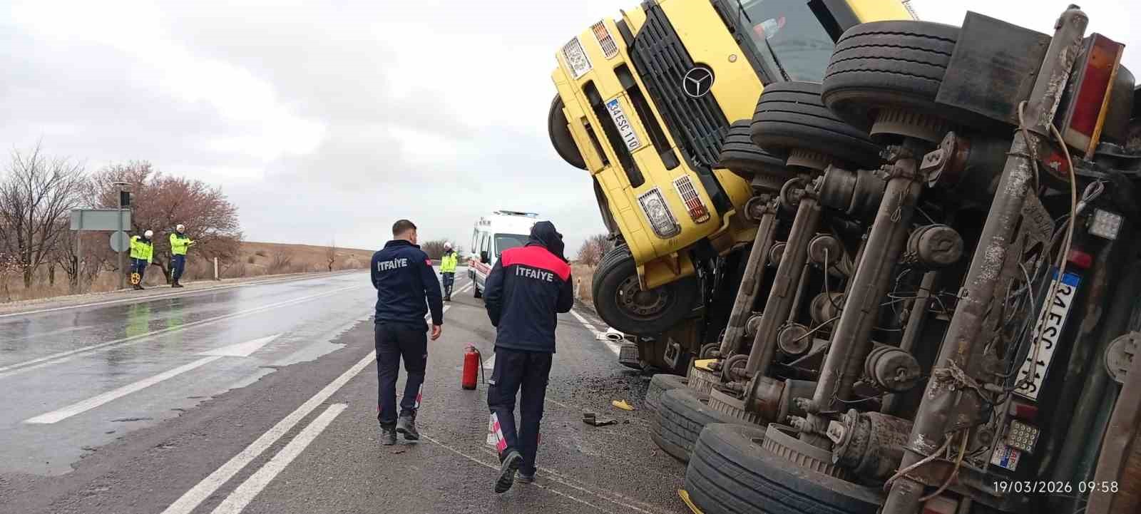 Balık yemi yüklü tır devrildi