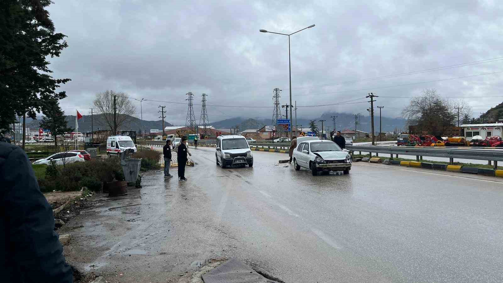 Eğirdir&rsquo;de otomobil bariyerlere &ccedil;arptı: 1 yaralı
