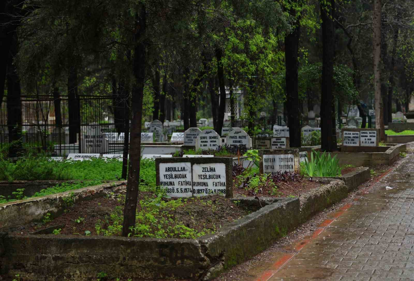 Adana&rsquo;da şiddetli yağış nedeniyle arife g&uuml;n&uuml; mezarlıklar boş kaldı
