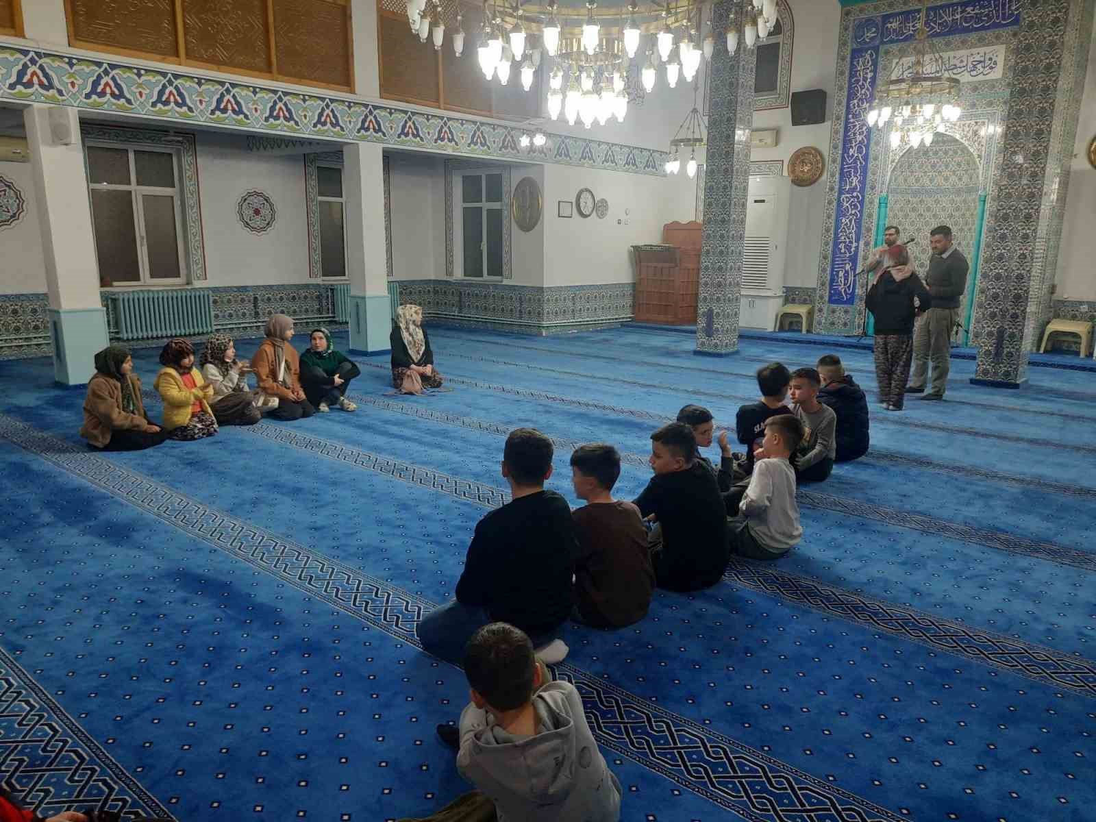 Son teravih namazının ardından camiye devam eden &ccedil;ocuklara har&ccedil;lık &ouml;d&uuml;l&uuml; verildi
