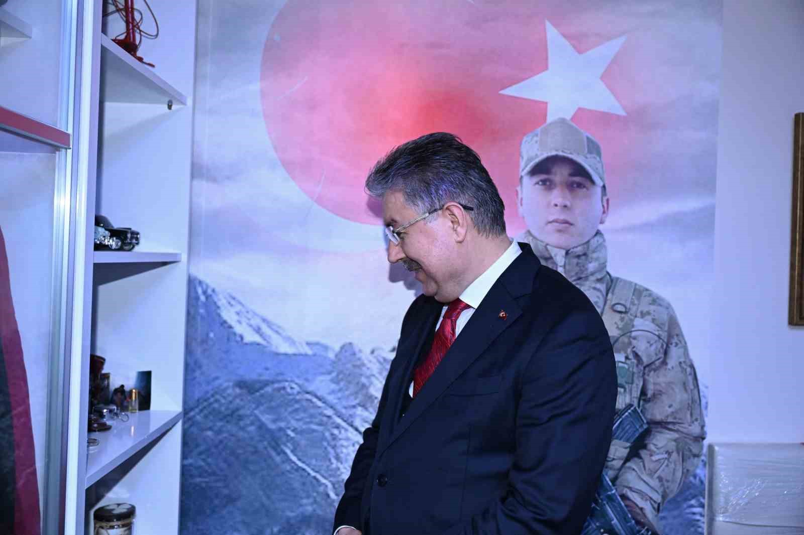 Vali Yılmaz&rsquo;dan şehit Jandarma Uzman Onbaşı Tarkan Karaca&rsquo;nın ailesine ziyaret
